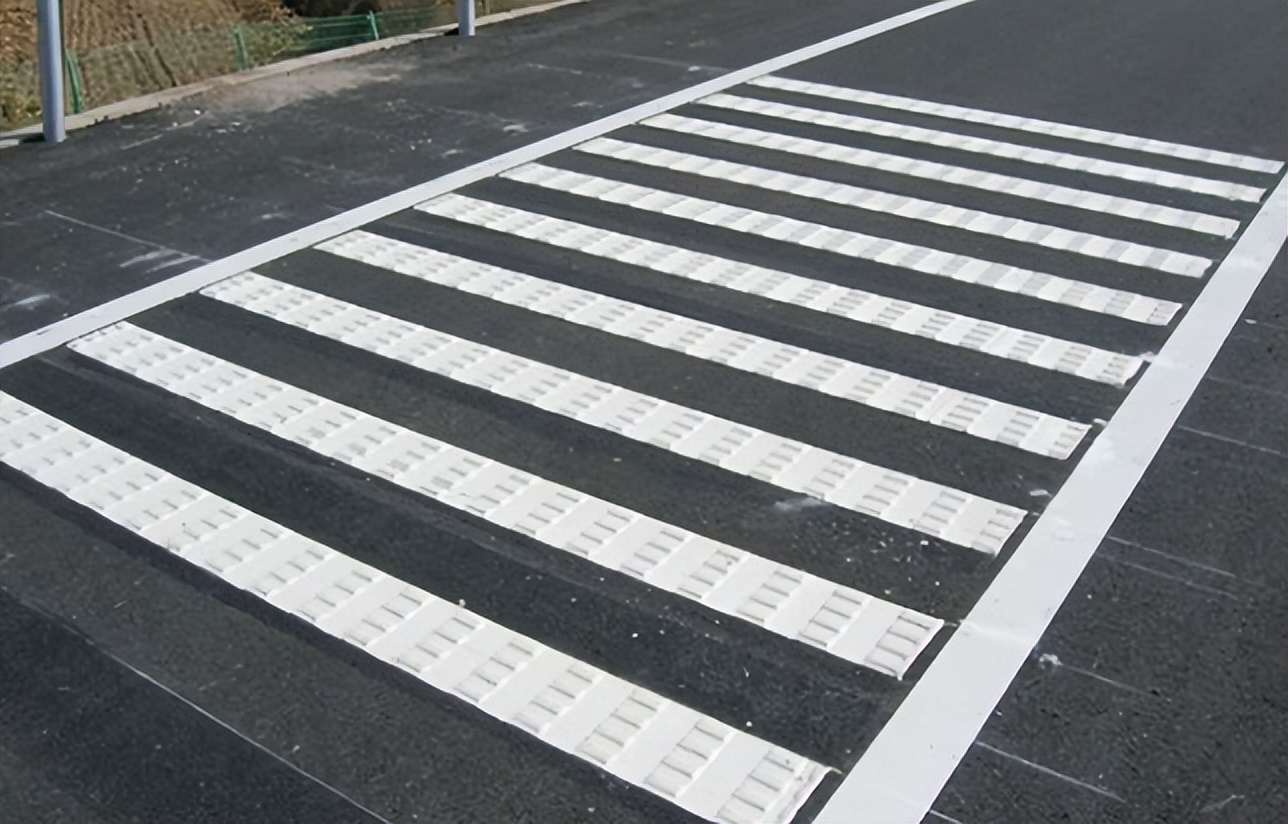 道路标线为何遇水会变滑，行车过程要如何避免失控？