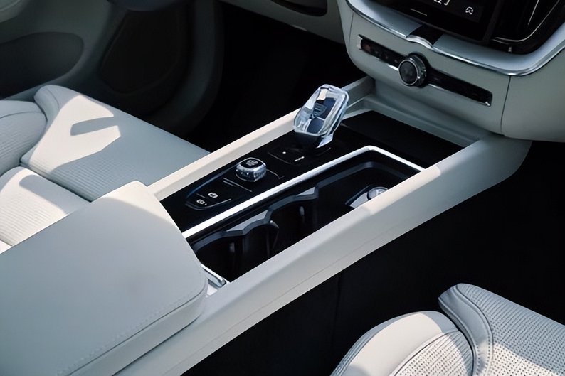 沃尔沃全新XC60焕新上市，限时参考尊享价25.49万元起！