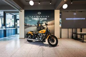 喝杯美式，重温公路旅行，试驾2025款哈雷STREET BOB
