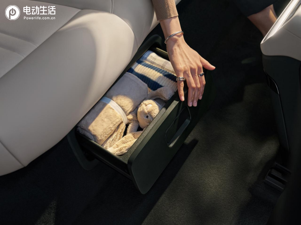 小米YU7 携3款车型正式上市 售价25.35万元起