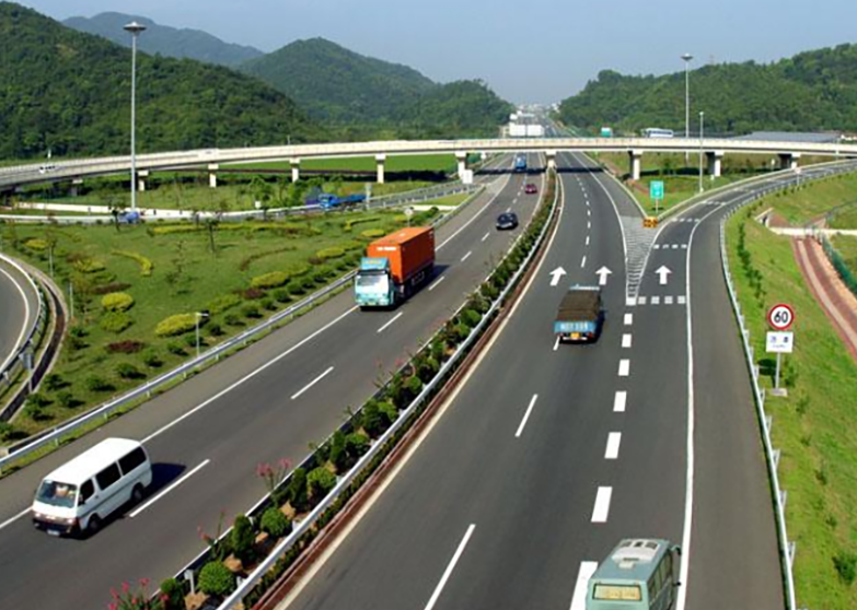 高速公路上并没有减速带，密集的白色带是振动标线