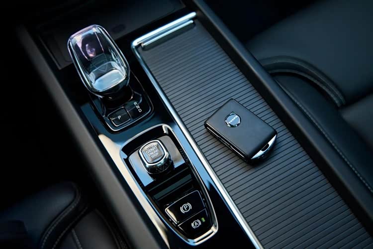 全新 XC60上市25.49万元起，订小米YU7的要不要再考虑一下？