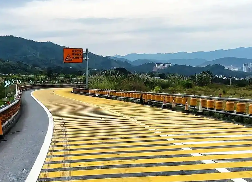 高速公路上并没有减速带，密集的白色带是振动标线