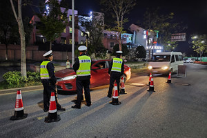 交警查酒驾，有车冲撞闯卡，你会帮忙围堵还是让路？