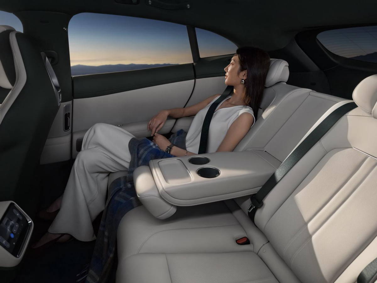 定位「豪华高性能SUV」，小米YU7 正式上市，售价25.35万元起
