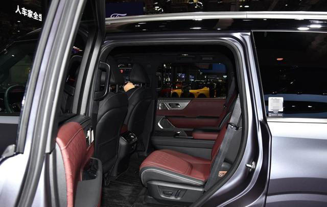 后悔宝马X7买早了！配3.5T V6引擎+9AT，提速5.9s，关键可选8座
