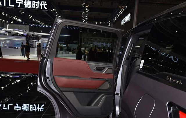 后悔宝马X7买早了！配3.5T V6引擎+9AT，提速5.9s，关键可选8座