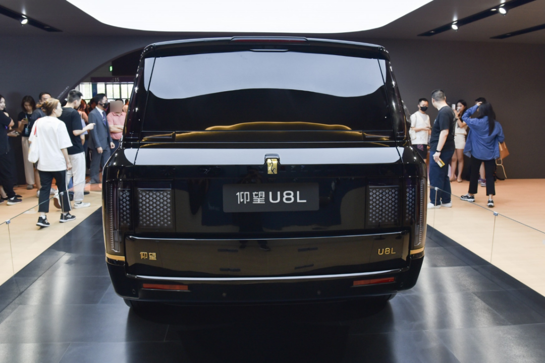【E汽车】仰望U8L实车亮相，车长5.4米，新配色更尊贵