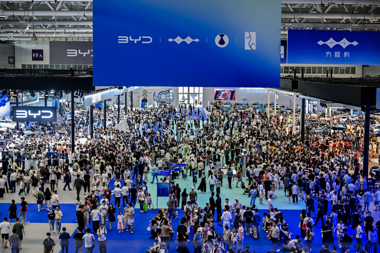 2025粤港澳大湾区车展，比亚迪闪耀湾区人流如织