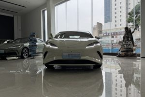 比亚迪海豹06 EV展车到店，预测它的售价为11.98万-13.98万
