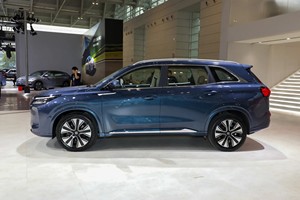 买不起问界没关系，这车配华为座舱+大7座，续航1300km，才7.98万
