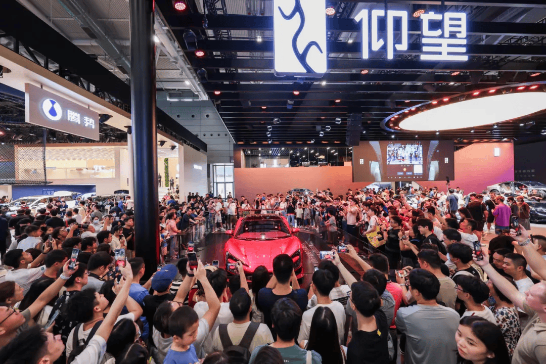 潮涌湾区，齐竞渡，共扬帆：2025粤港澳大湾区车展盛大启幕
