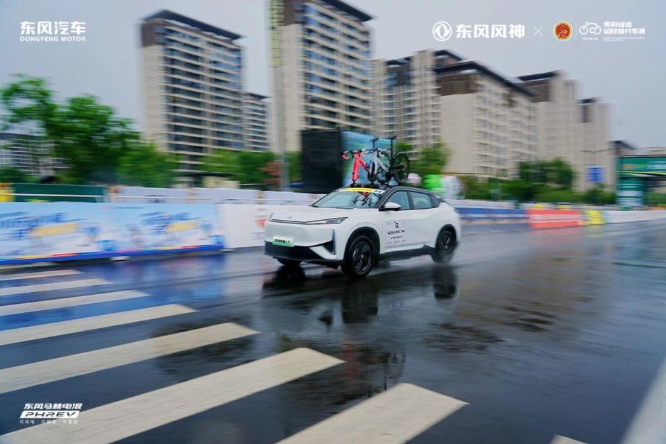 东风风神L7助力2025中国成都·天府绿道国际自行车赛圆满收官