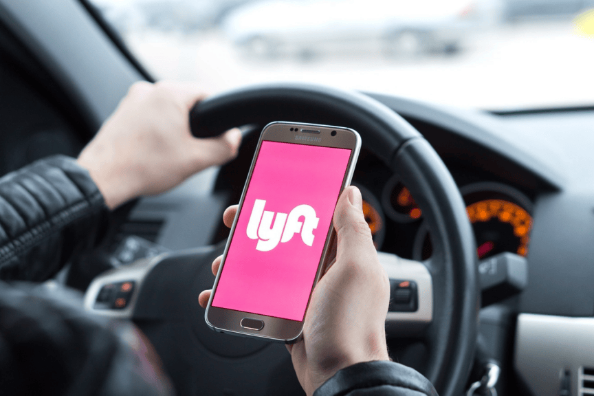 Robotaxi大战，Lyft请老司机“上桌”