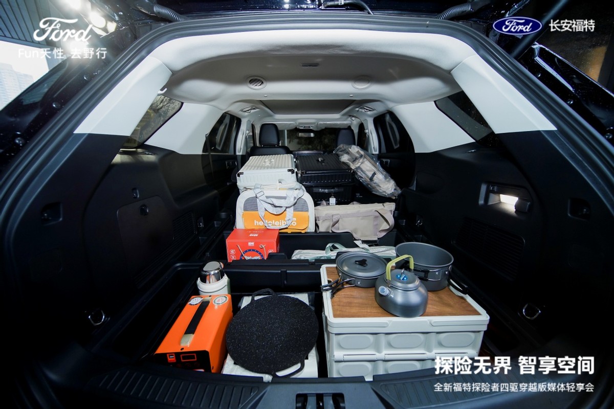 全新福特探险者四驱穿越版震撼登场，以空间革新定义出行新境界