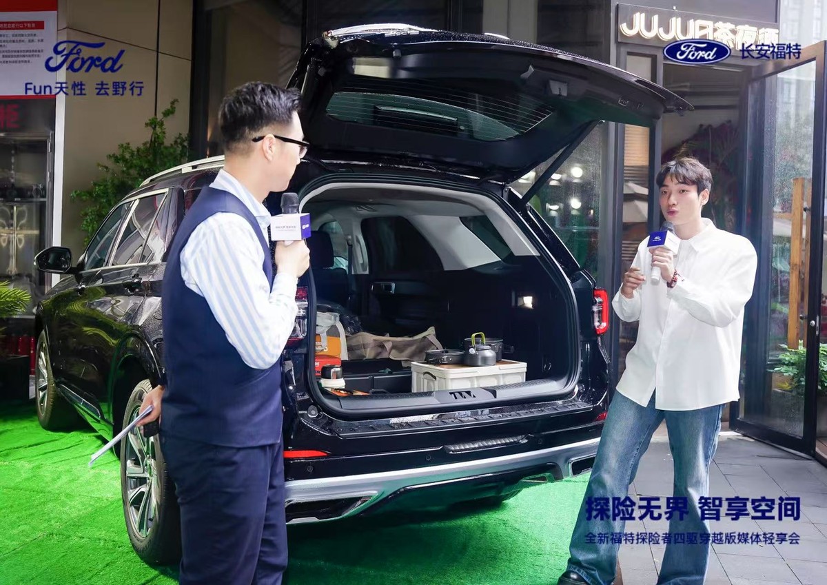 全新福特探险者四驱穿越版震撼登场，以空间革新定义出行新境界