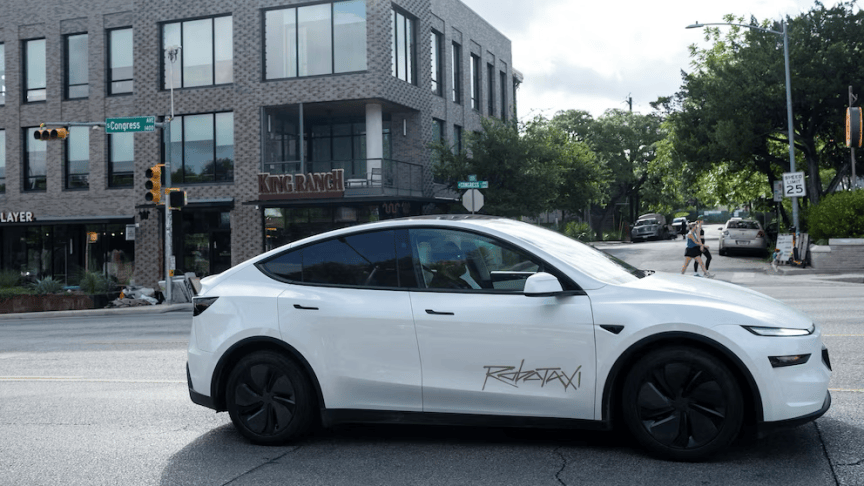 Robotaxi大战，Lyft请老司机“上桌”
