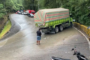 爬陡坡动力不足，熄火溜车，发动机会不会被拖着倒转？