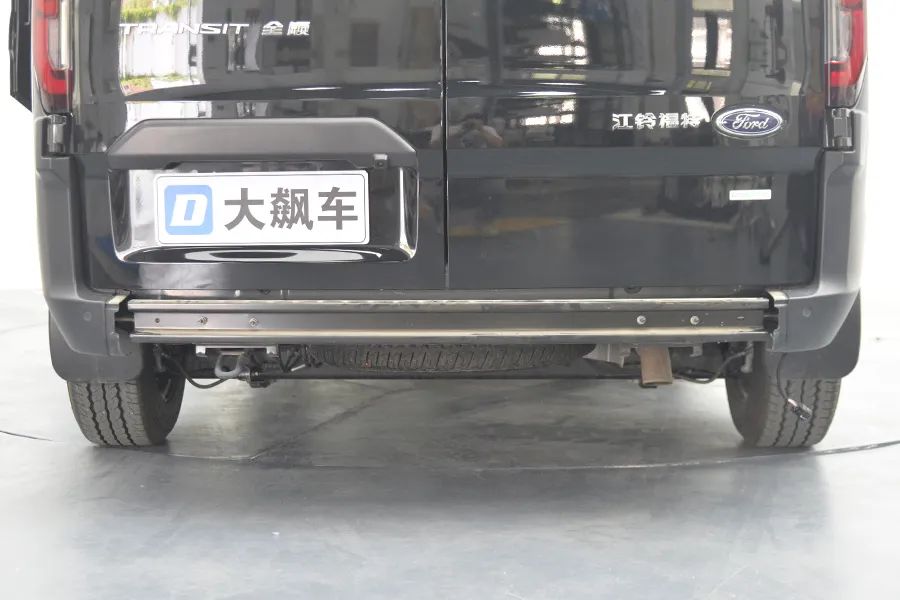 福特全顺拆车：前后都有防撞梁，小车路上躲远点！