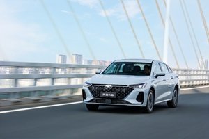 风云A8上市直播拆车：防撞梁1.4 米长，“钢筋铁骨” 实锤！