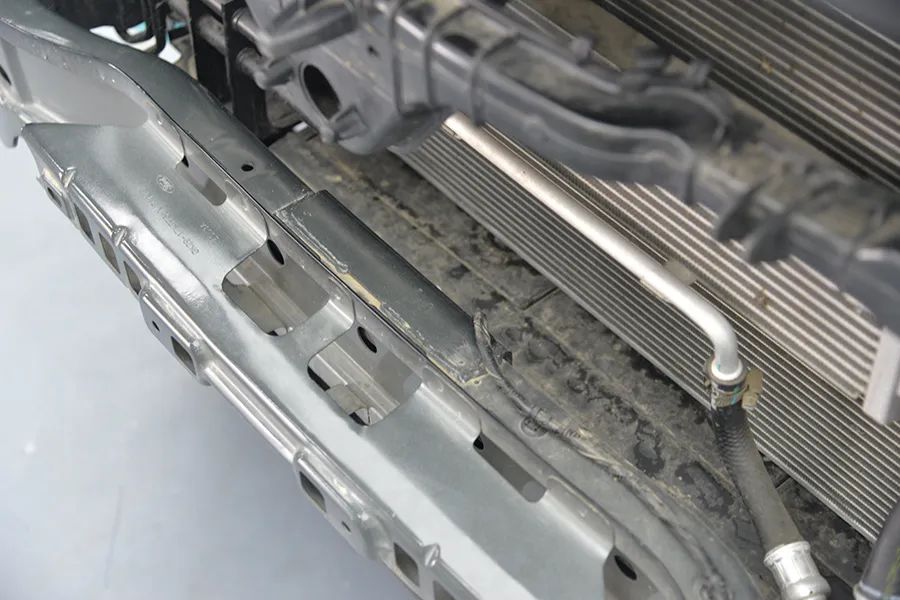 福特全顺拆车：前后都有防撞梁，小车路上躲远点！