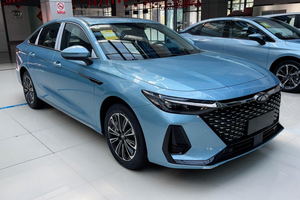 比秦PLUS轴距长 纯电续航远 7.99万起的新款风云A8值得买吗？