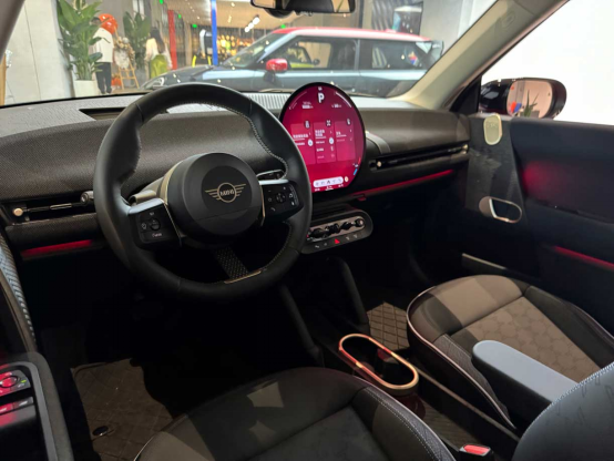 轻奢电动小钢炮的终极对决：15万买Smart精灵#1还是MINI EV？