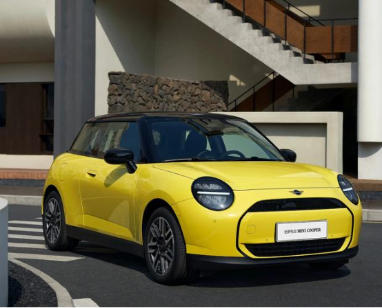 轻奢电动小钢炮的终极对决：15万买Smart精灵#1还是MINI EV？