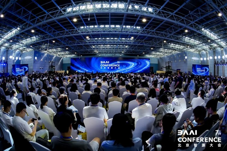 2025北京智源大会闭幕 | 黄铁军：构建物理智能体，类脑方法开启具身智能新范式