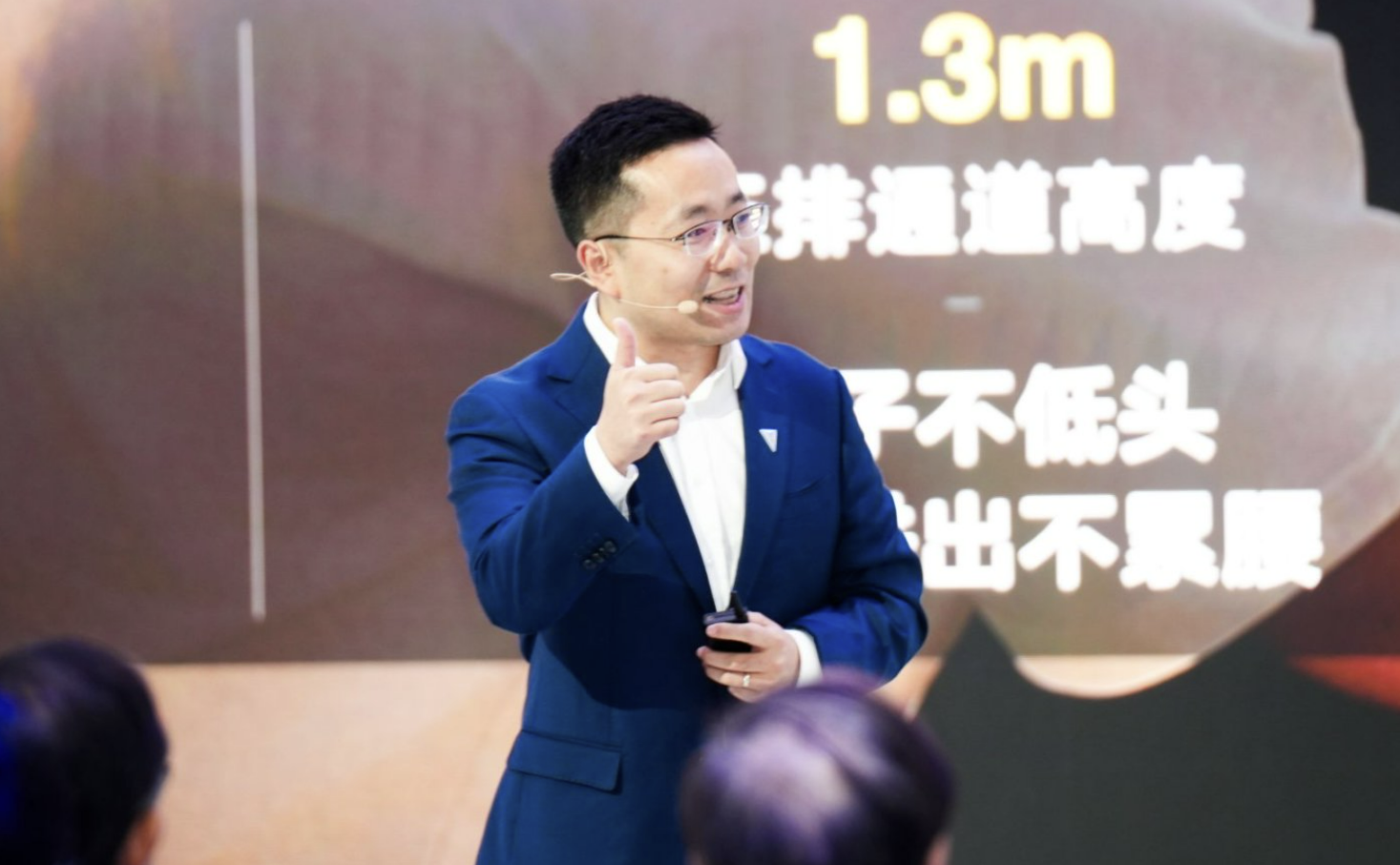 从“凑数六座”到“真三排时代”：深蓝S09打响平权出行第一枪