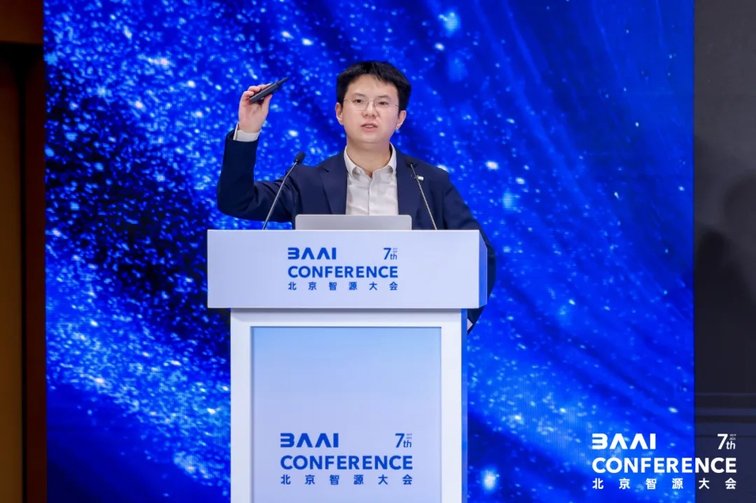 2025北京智源大会闭幕 | 黄铁军：构建物理智能体，类脑方法开启具身智能新范式