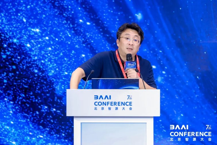 2025北京智源大会闭幕 | 黄铁军：构建物理智能体，类脑方法开启具身智能新范式
