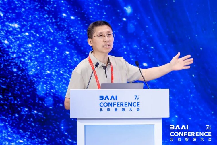 2025北京智源大会闭幕 | 黄铁军：构建物理智能体，类脑方法开启具身智能新范式