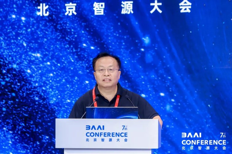 2025北京智源大会闭幕 | 黄铁军：构建物理智能体，类脑方法开启具身智能新范式