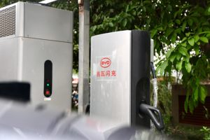 两款车配1.9万座充电站，比亚迪真能吹？友商：它把我算计进去了