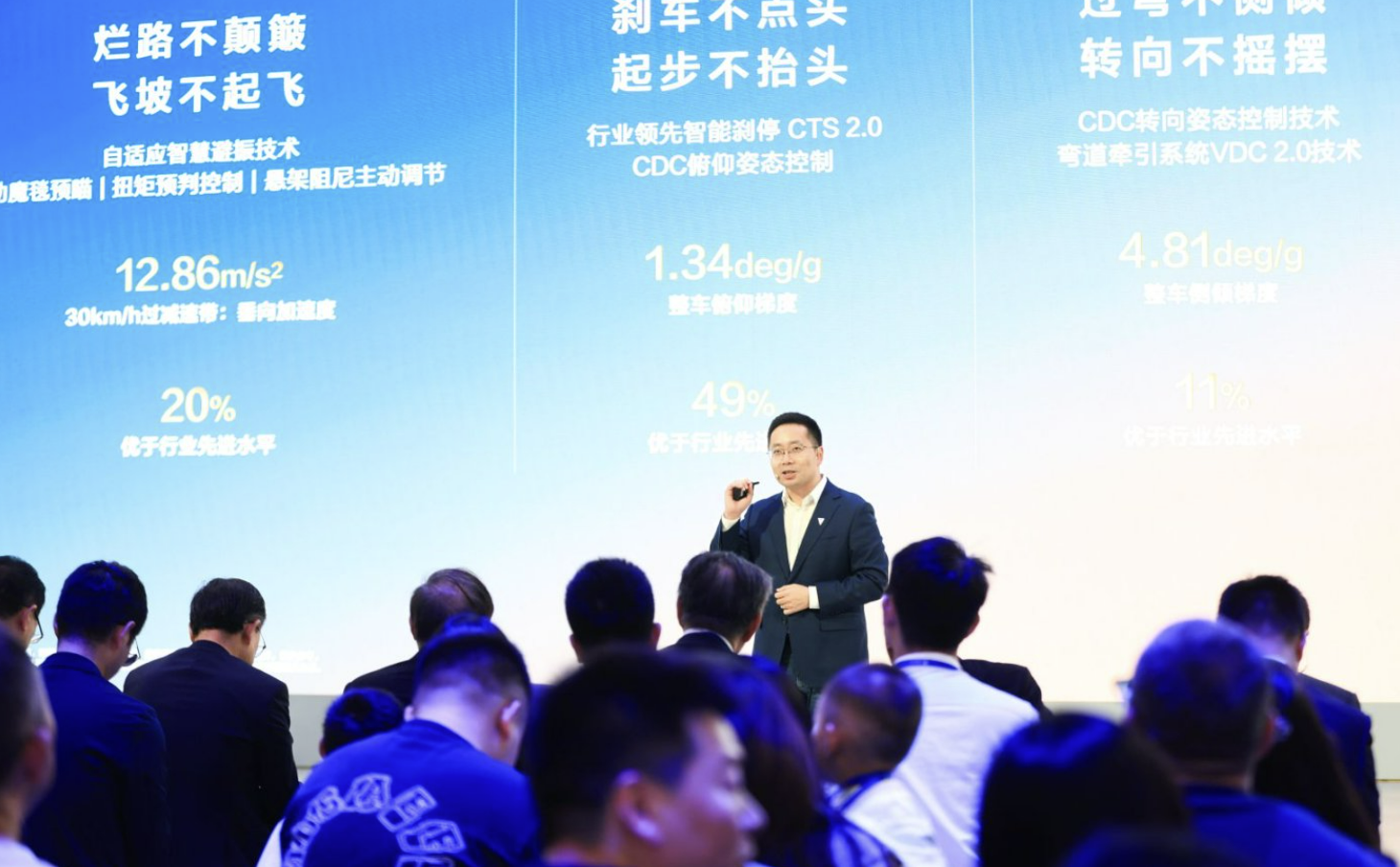 从“凑数六座”到“真三排时代”：深蓝S09打响平权出行第一枪