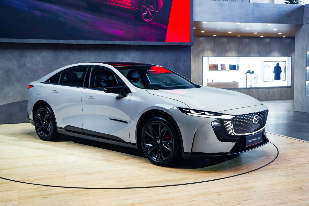 MAZDA EZ-60领衔，长安马自达多款新车型亮相重庆车展