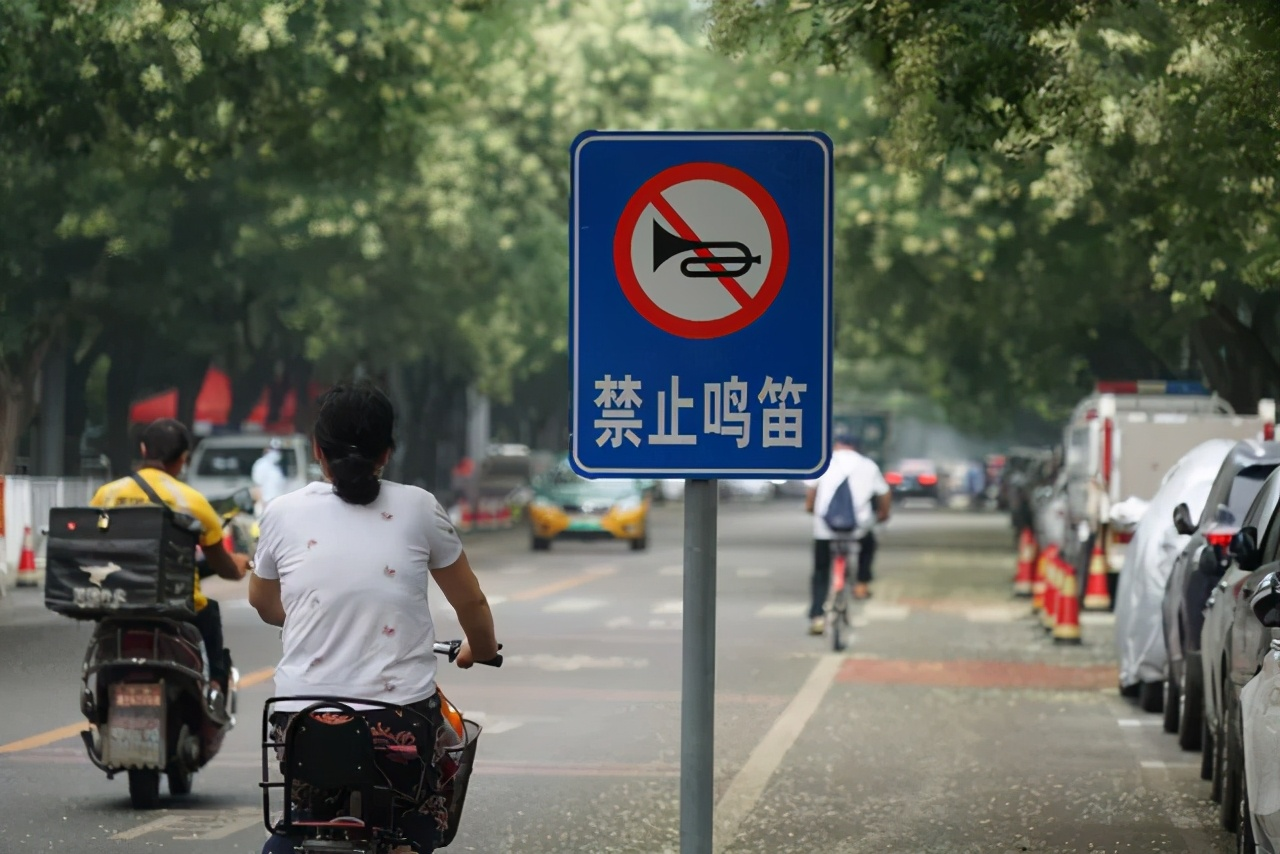 司机在高考考点疯狂按喇叭，或为逆反心理让司机失去理智