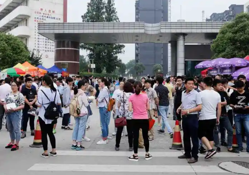 司机在高考考点疯狂按喇叭，或为逆反心理让司机失去理智