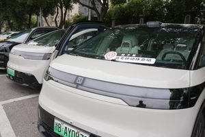 极氪送考公益车队，是考生接送车，更是移动休息室