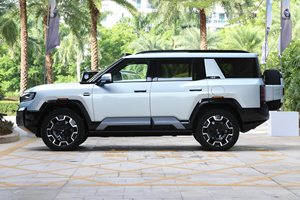长近5.2米，非承载+3把锁，搭华为智驾，2.0T插混+6/7座可选