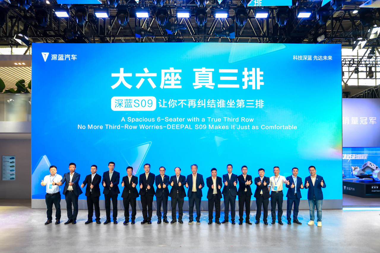 20.49万起的出行平权！深蓝S09重庆车展重新定义六座SUV价值标准