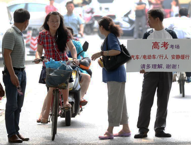 司机在高考考点疯狂按喇叭，或为逆反心理让司机失去理智