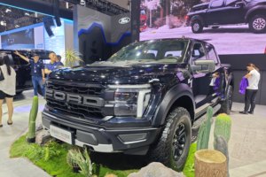传奇皮卡亮相重庆车展 实拍新福特F-150猛禽