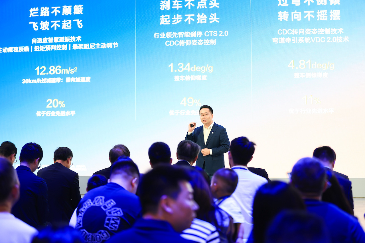 20.49万起的出行平权！深蓝S09重庆车展重新定义六座SUV价值标准
