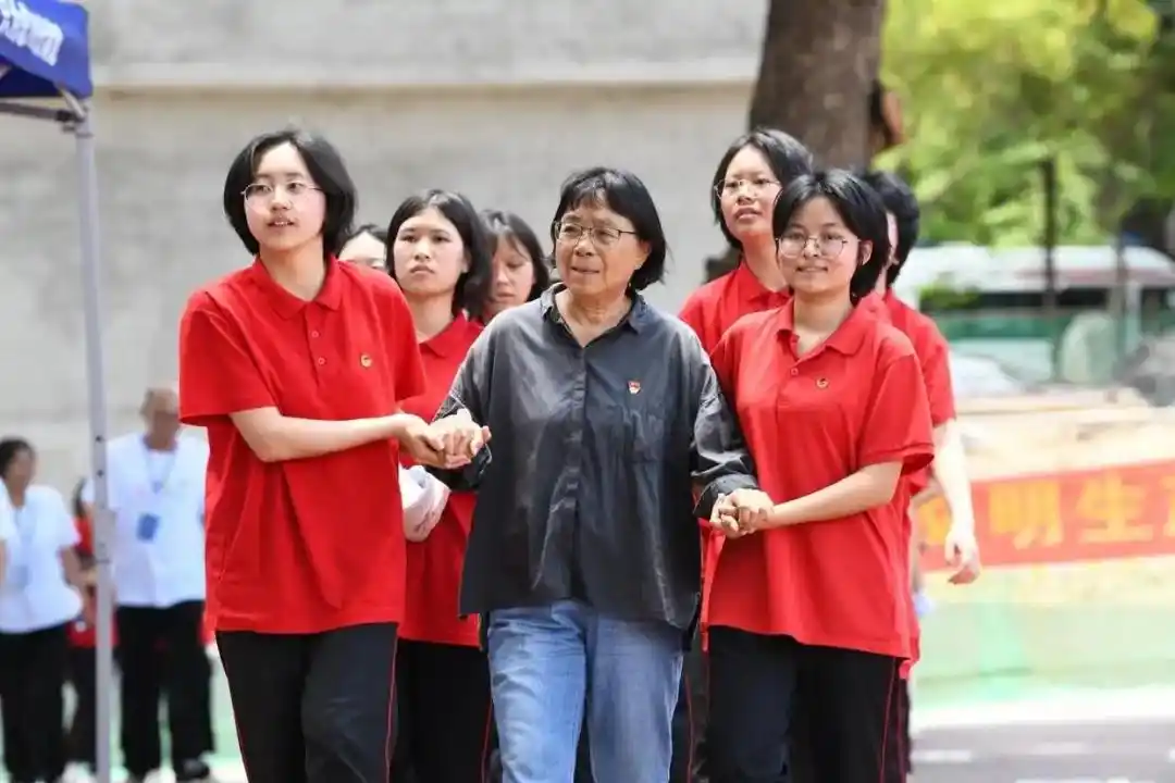 司机在高考考点疯狂按喇叭，或为逆反心理让司机失去理智