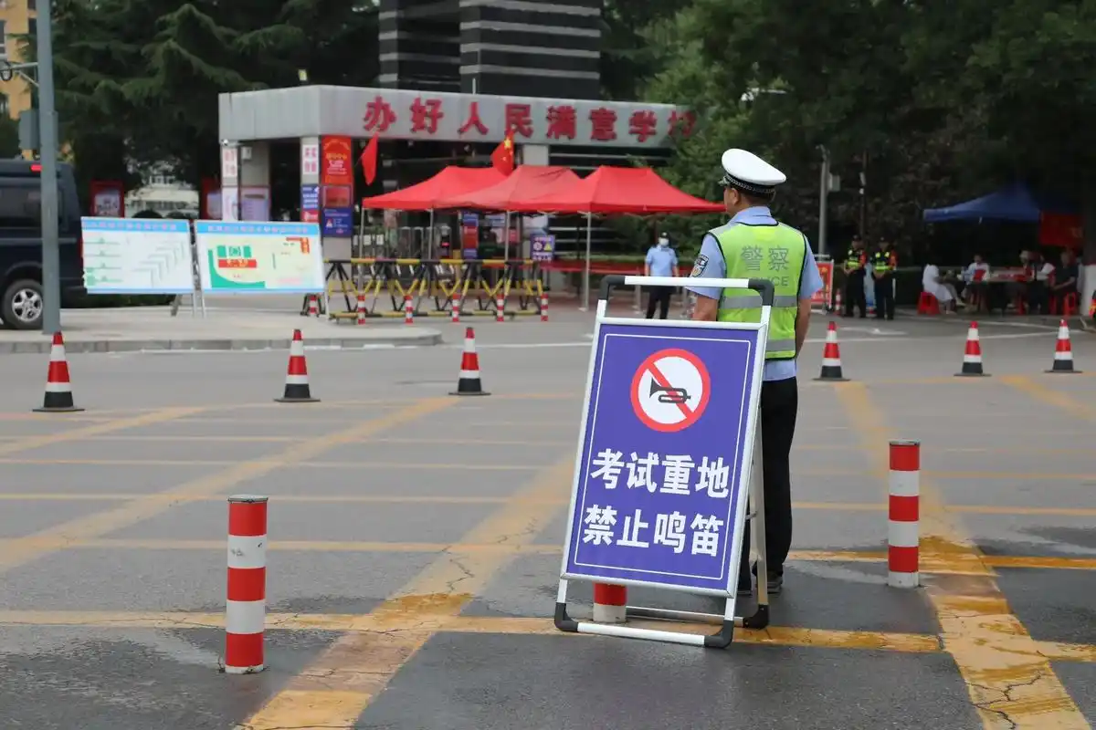 司机在高考考点疯狂按喇叭，或为逆反心理让司机失去理智