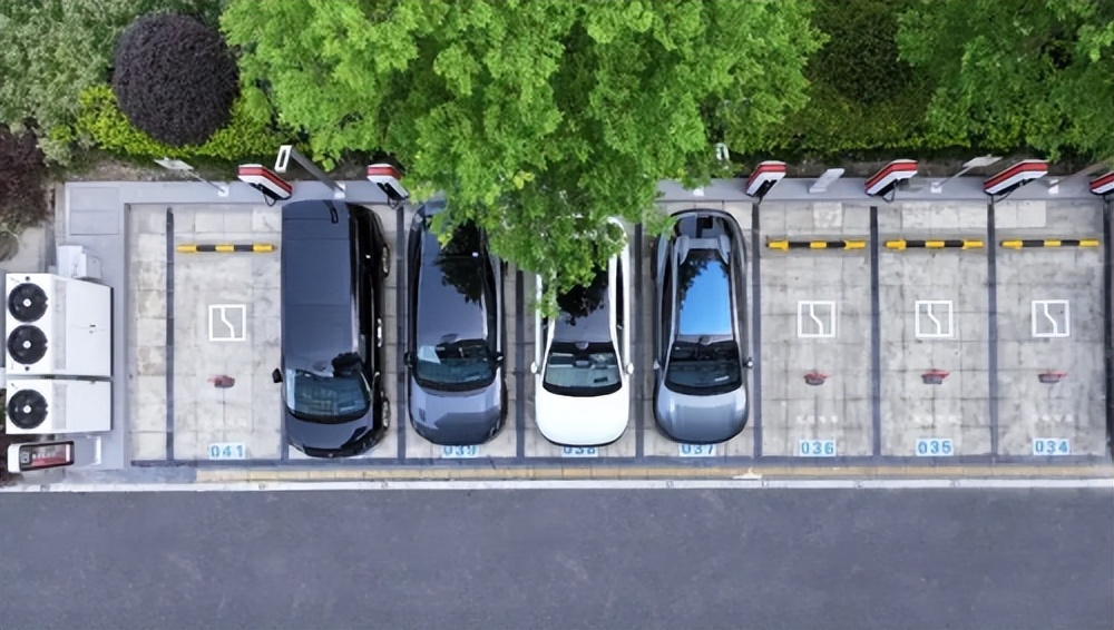 极氪V4极充：1.3兆瓦开启补能新时代