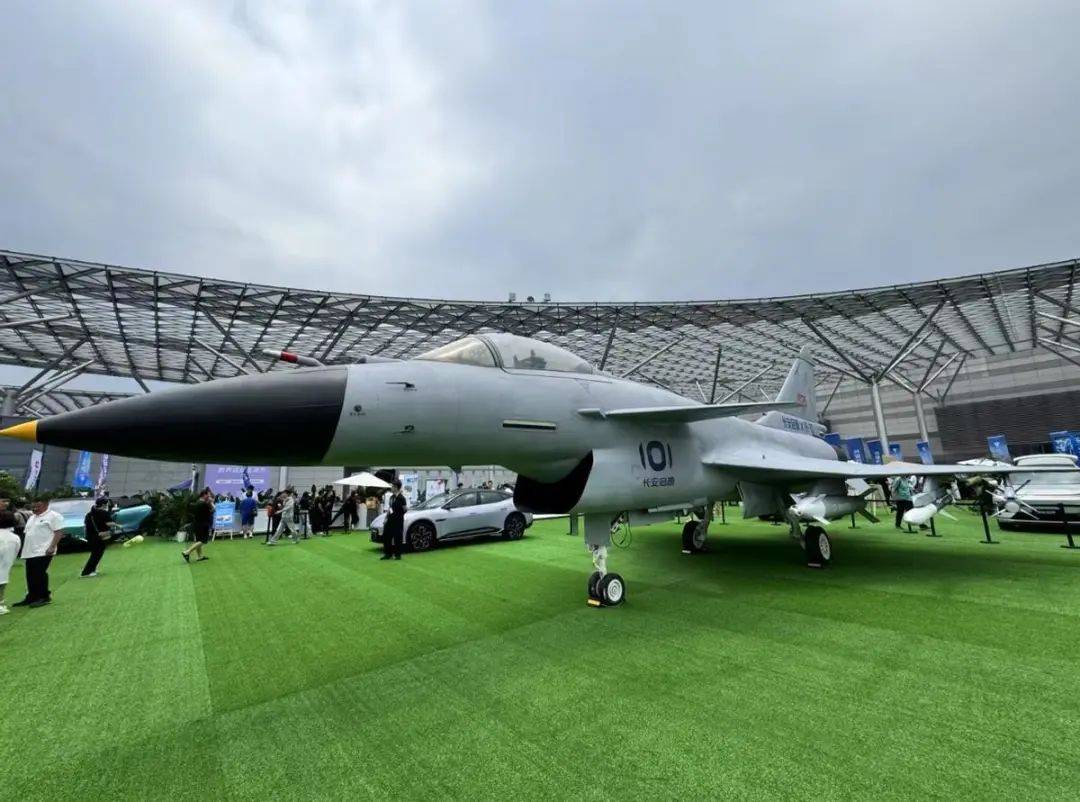2025重庆车展丨可靠首选，长安猎手与歼-10C硬核同框
