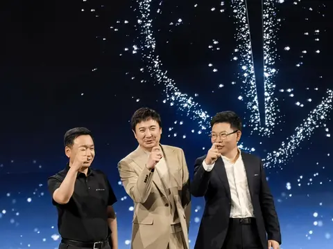 月销4154辆登顶高端，享界S9有车标了！